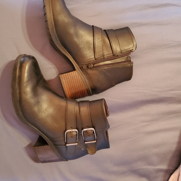 Like new boots- Hollis Pearl - Picture 6 of 6